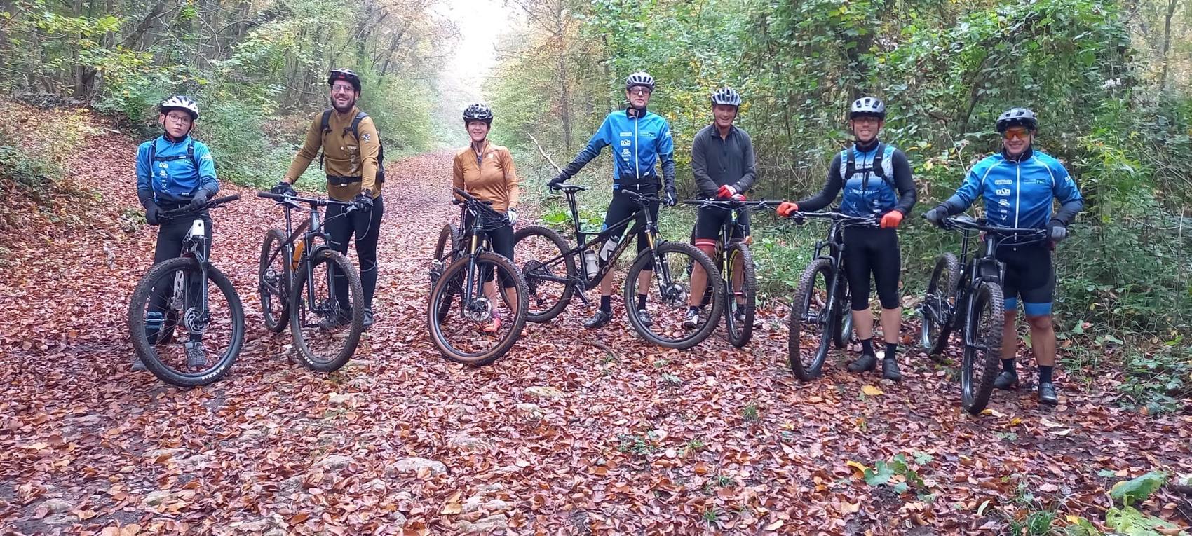 Sortie du club en forêt d'automne sur un chemin couvert de feuilles