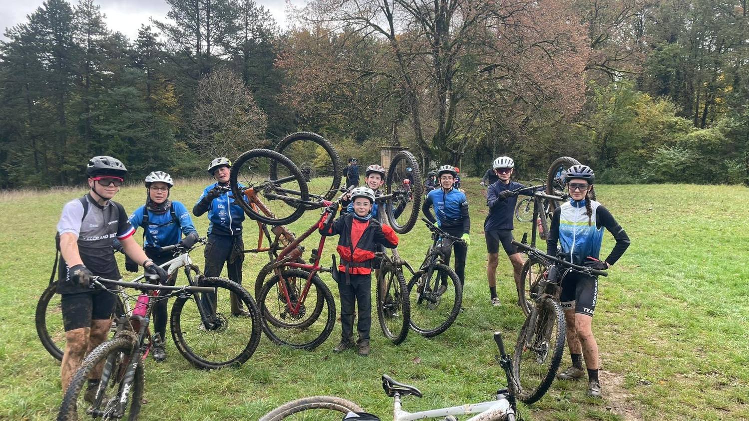 Le groupe soulève les vélos après une sortie