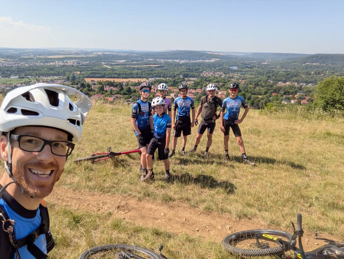 Groupe du club en haut d'une crête, panorama sur la vallée