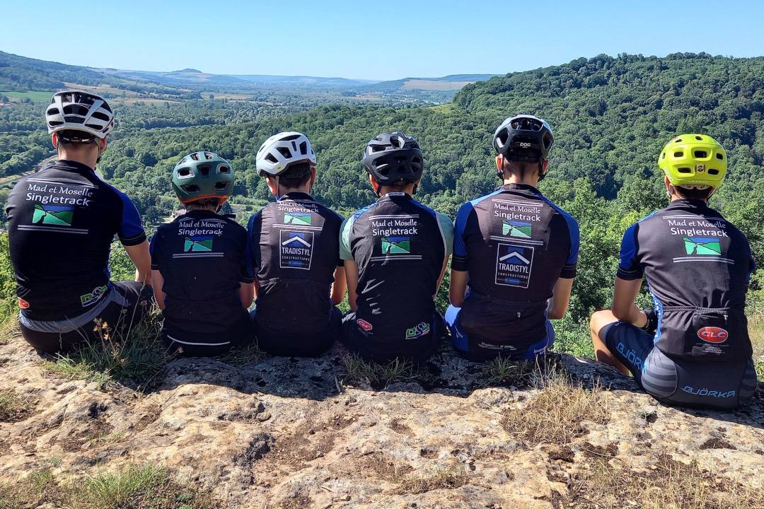 Membres du club Mad et Moselle Singletrack face au panorama de la vallée de la Moselle